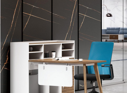 Luxuriöser Bürotisch aus Holz in modernem Design und hellen Farben